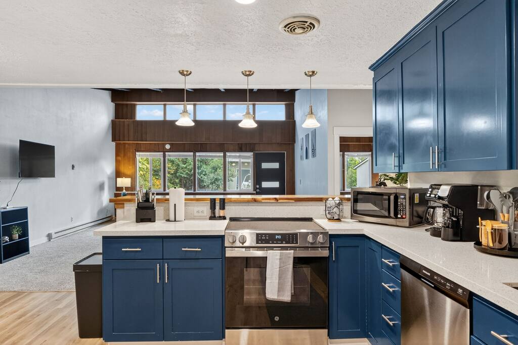 mid-century-escape-or-near-forest-park/