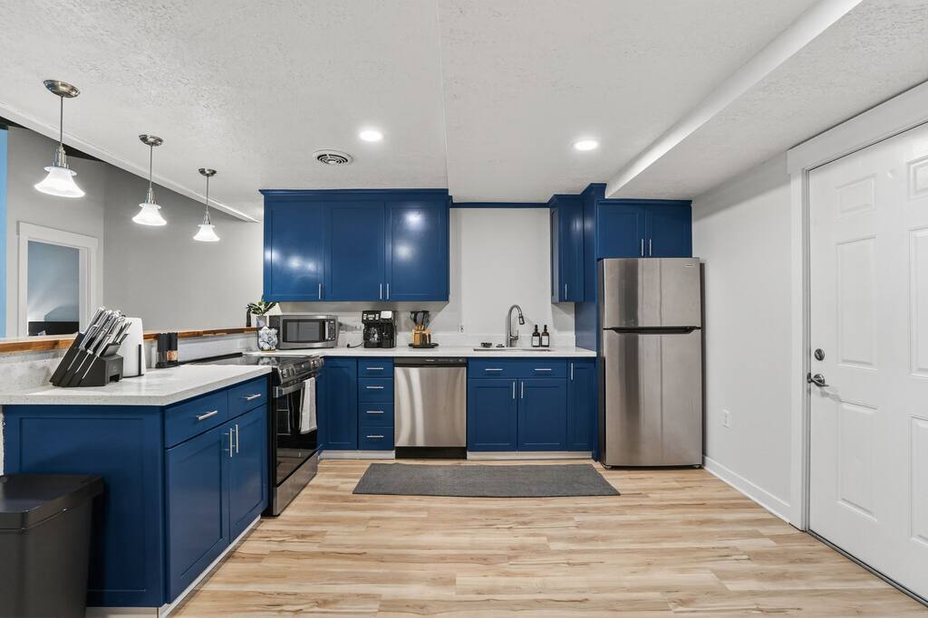 mid-century-escape-or-near-forest-park/