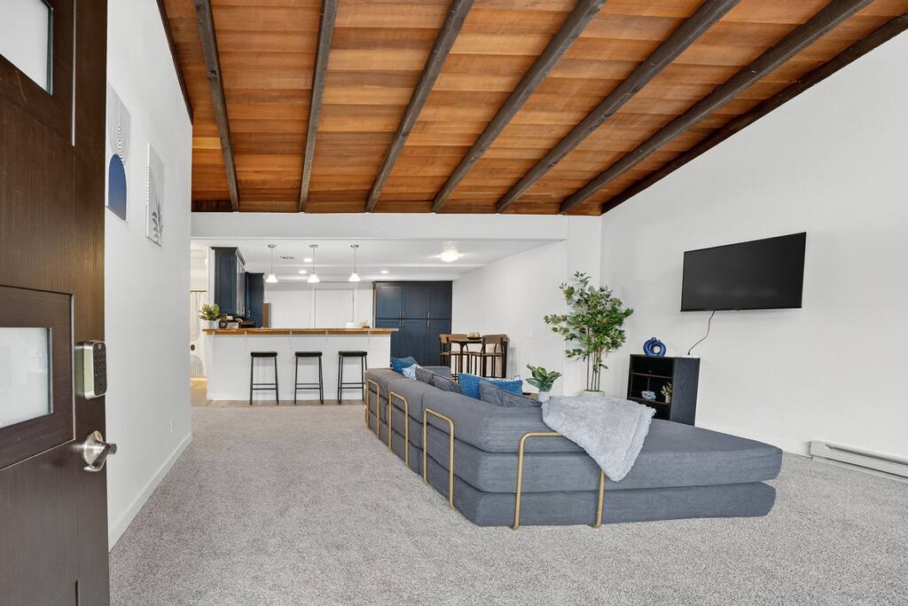 mid-century-escape-or-near-forest-park/