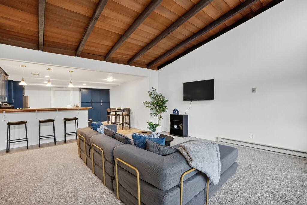 mid-century-escape-or-near-forest-park/