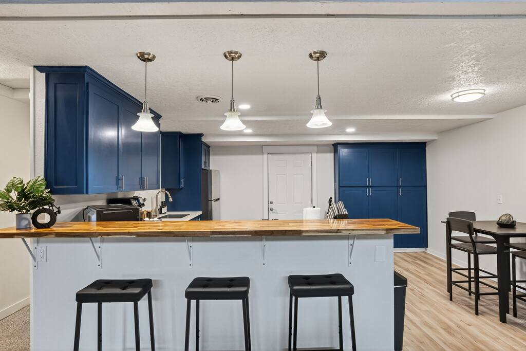 mid-century-escape-or-near-forest-park/