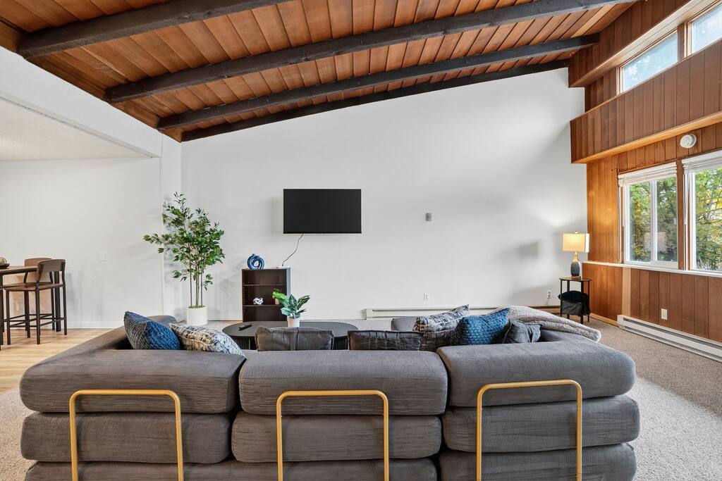 mid-century-escape-or-near-forest-park/