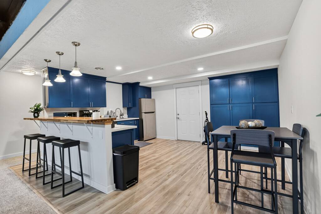 mid-century-escape-or-near-forest-park/