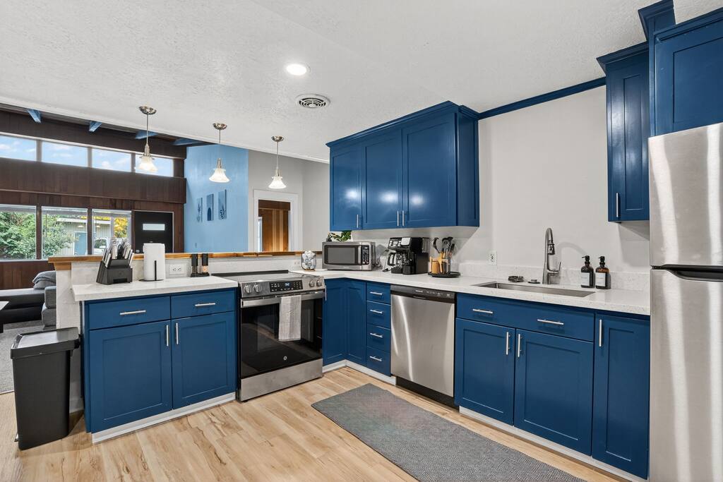 mid-century-escape-or-near-forest-park/