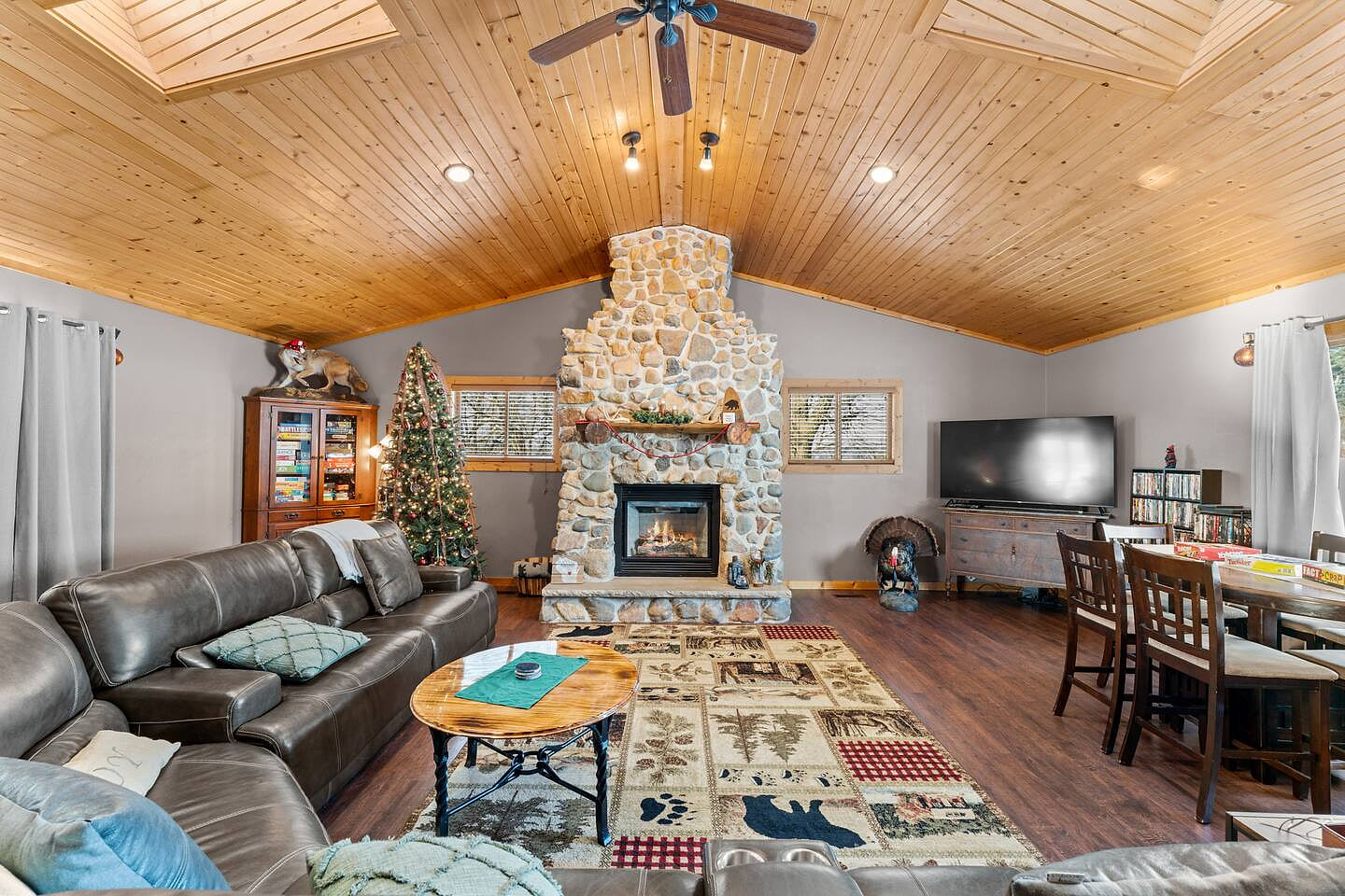 ✨ Open-concept living and dining space with vaulted ceilings, abundant natural light, and views of the outdoors—perfect for groups.