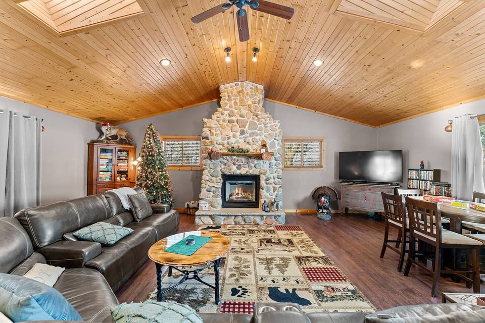 ✨ Open-concept living and dining space with vaulted ceilings, abundant natural light, and views of the outdoors—perfect for groups.