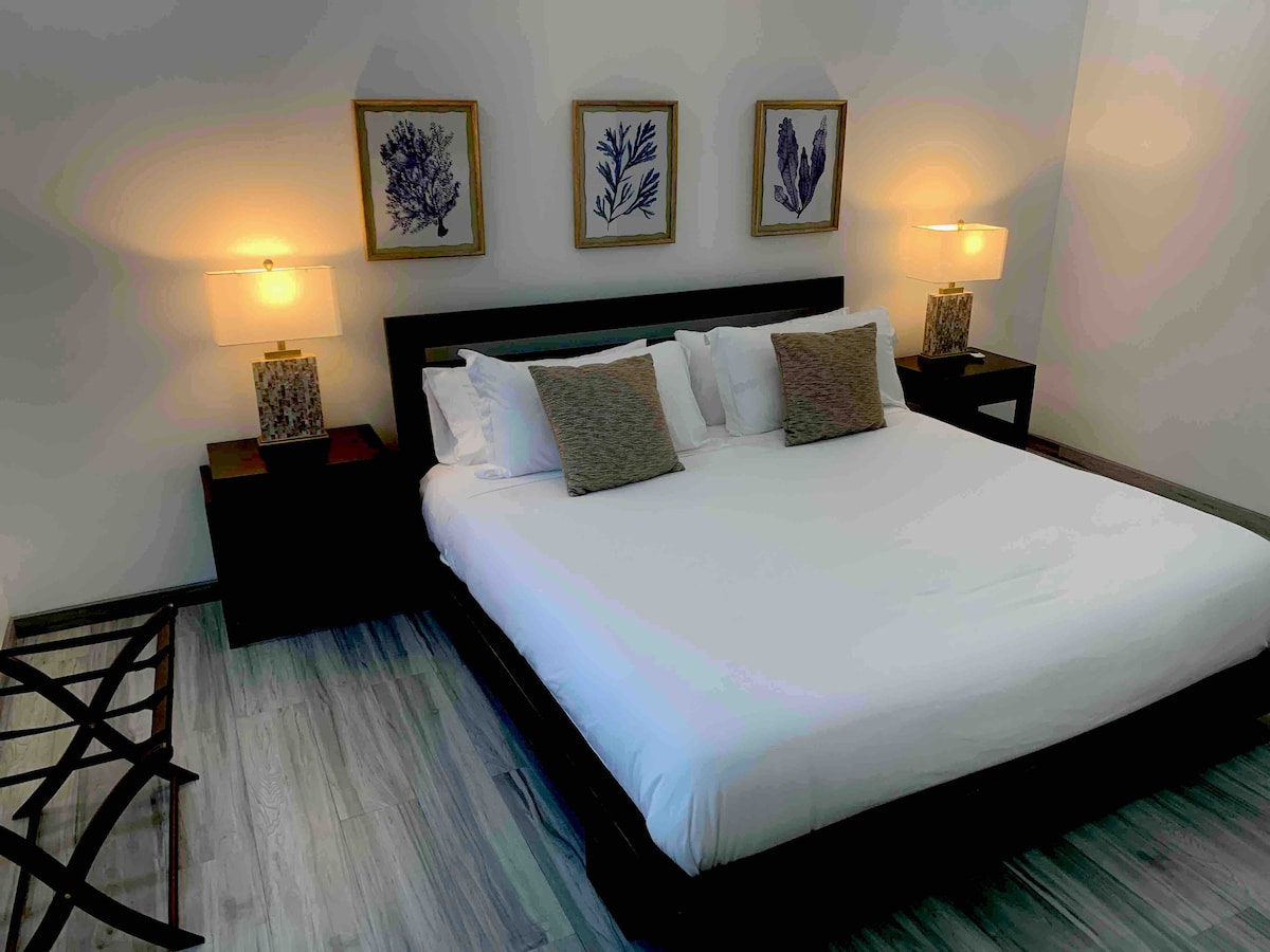 Master bedroom king
Size bed 