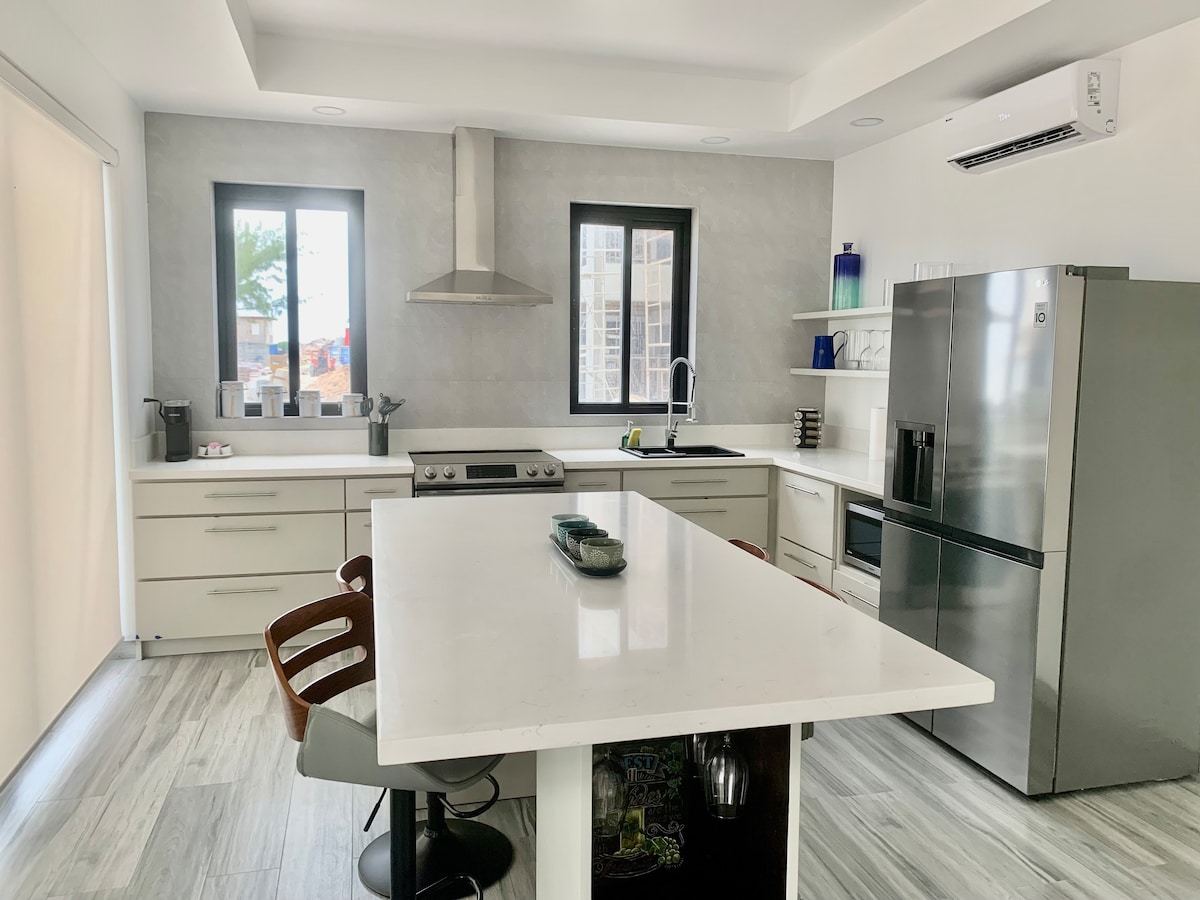 The kitchen its well equipe we have pans and pots all sizes, cutlery  and cooking utensils, can oppener and wine opener, drinking cups.
We have coffee, creamer, sugar kettle , French press coffee and Curry coffee maker.