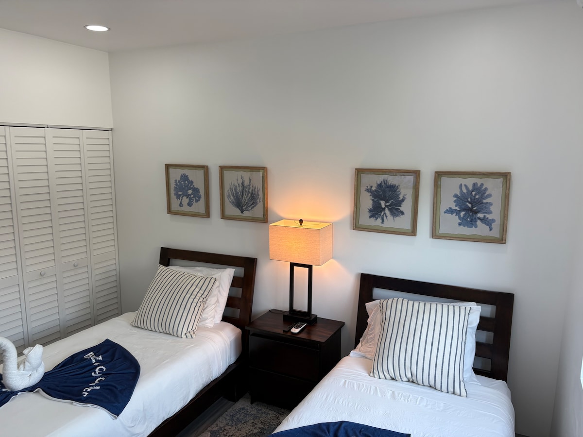 The second bedroom has 2 single beds that can be merge and converted in to a King size bed. 