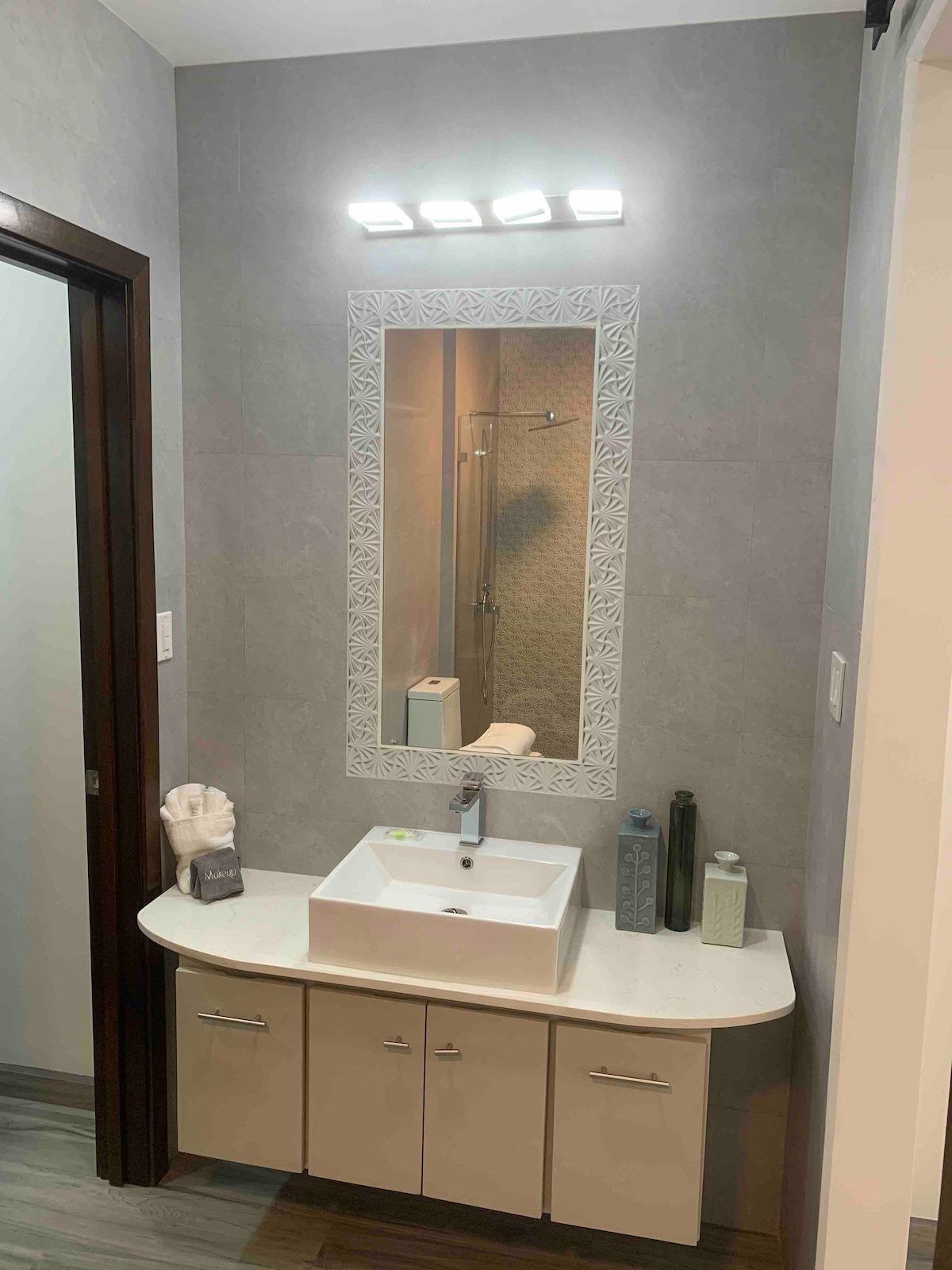 Main bedroom bathroom 