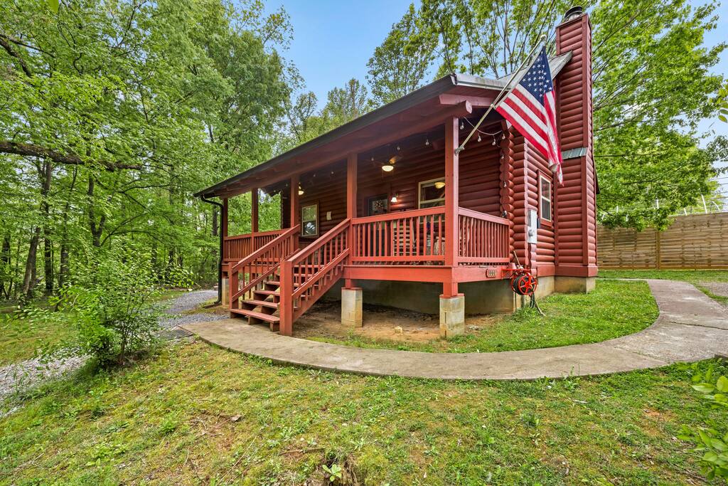 dreamy-woodland-haven-~-hot-tub-~-trails-~-pets-ok/