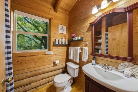 Dreamy Woodland Haven ~ Hot Tub ~ Trails ~ Pets OK