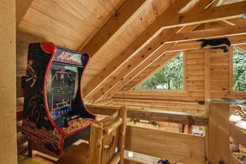 Dreamy Woodland Haven ~ Hot Tub ~ Trails ~ Pets OK