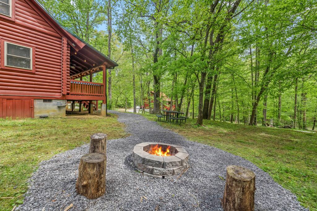 dreamy-woodland-haven-~-hot-tub-~-trails-~-pets-ok/