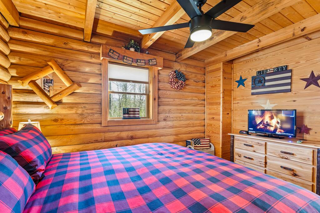 dreamy-woodland-haven-~-hot-tub-~-trails-~-pets-ok/