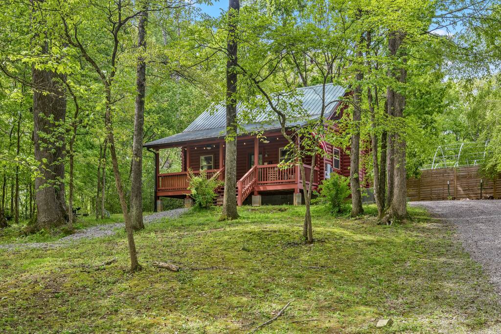 dreamy-woodland-haven-~-hot-tub-~-trails-~-pets-ok/