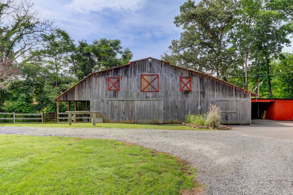 dreamy-woodland-haven-~-hot-tub-~-trails-~-pets-ok/