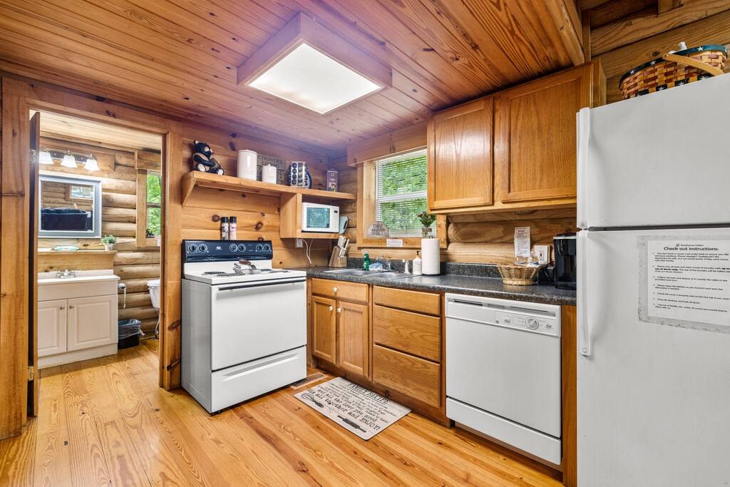 dreamy-woodland-haven-~-hot-tub-~-trails-~-pets-ok/