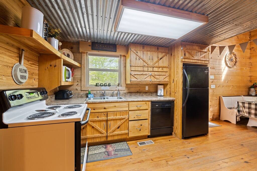 log-cabin-utk-fp~game-room~pool-table~hottub~fish/