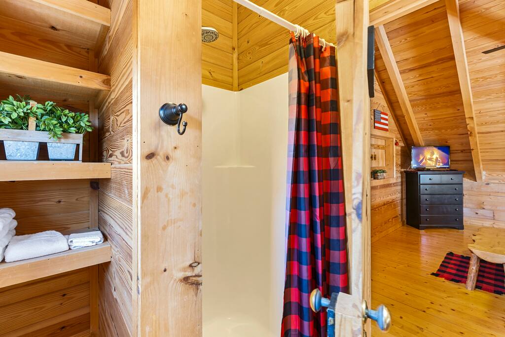 log-cabin-utk-fp~game-room~pool-table~hottub~fish/