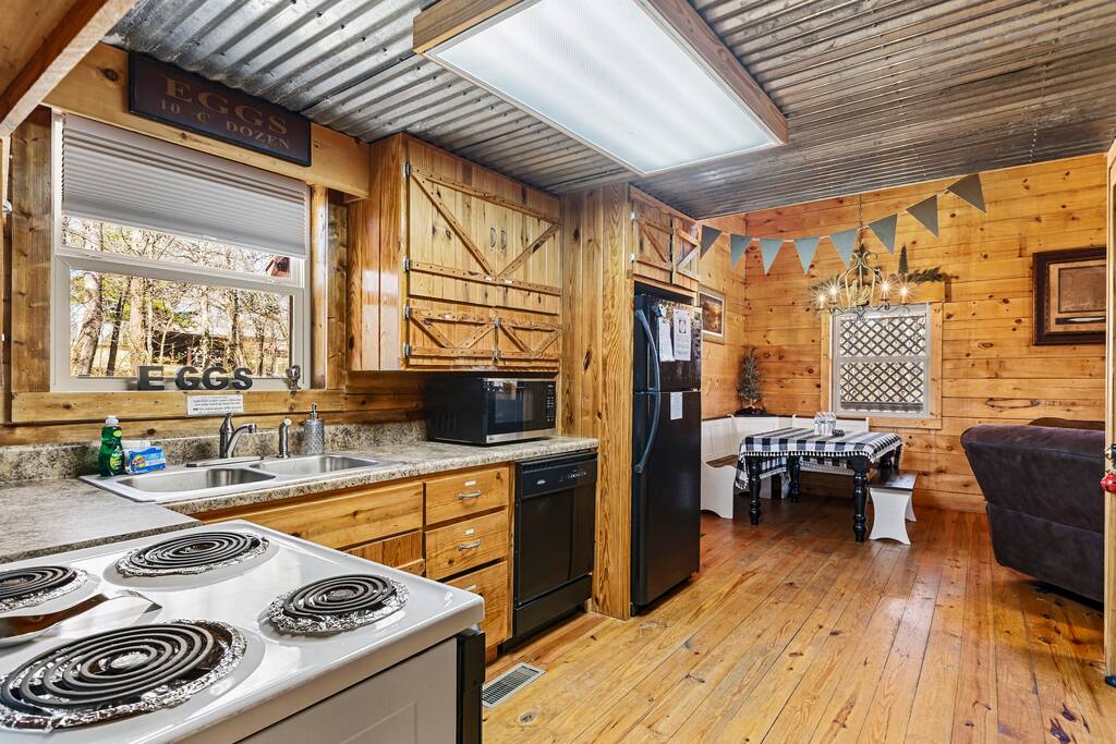 log-cabin-utk-fp~game-room~pool-table~hottub~fish/