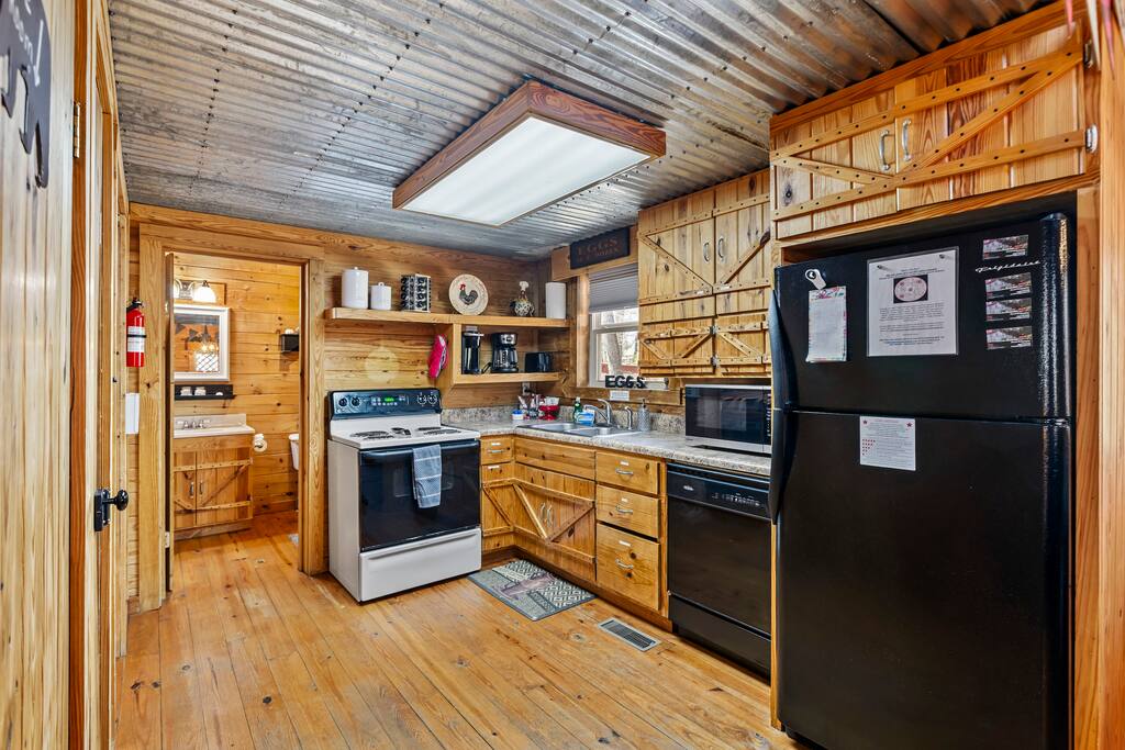 log-cabin-utk-fp~game-room~pool-table~hottub~fish/