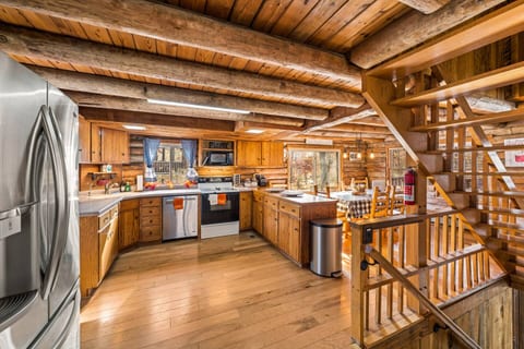 4BR Log Cabin w/ Sauna, Hot Tub, Game Bar, Fishing