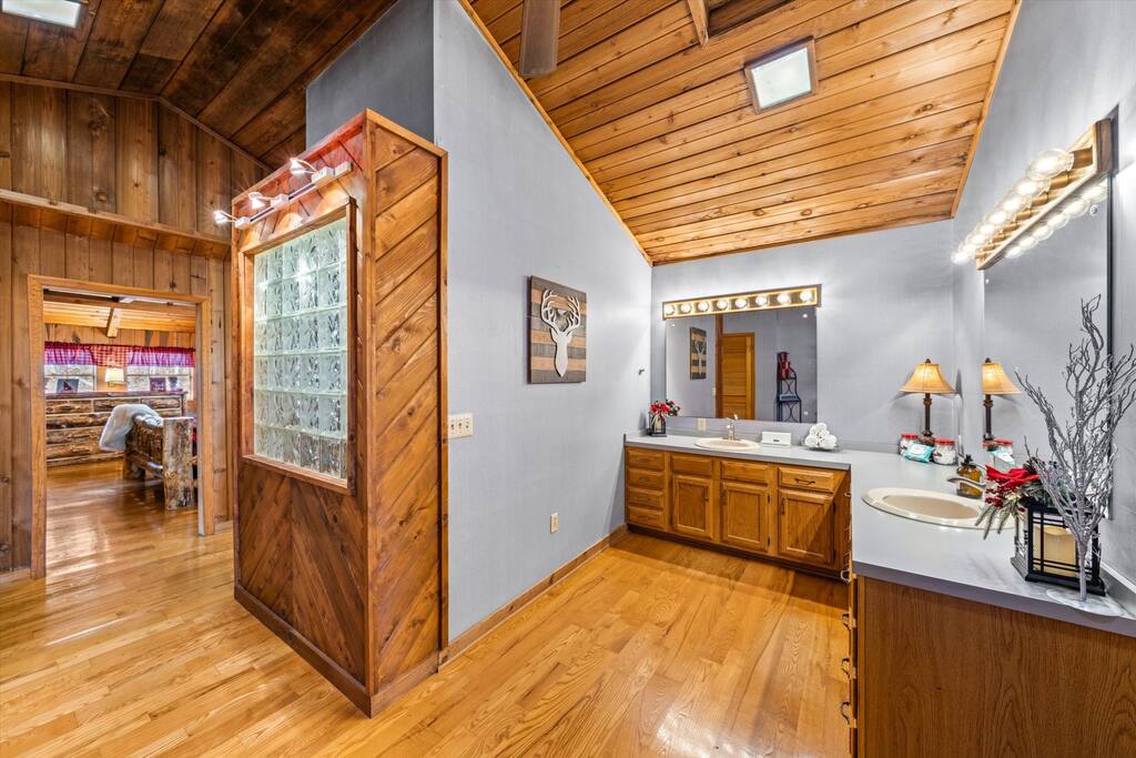 4br-log-cabin-w-sauna-hot-tub-game-bar-fishing/