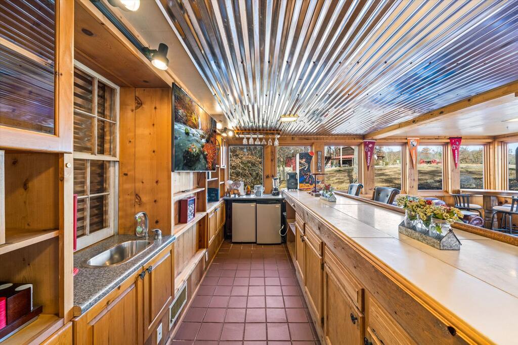 4br-log-cabin-w-sauna-hot-tub-game-bar-fishing/