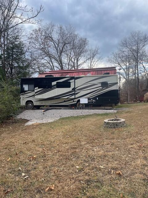 RV space,16 acres, fishing, 12 min to Knoxville