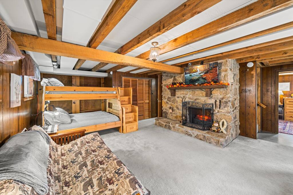 4-log-cabins-16acres-near-utk-sleeps-31-fishing/