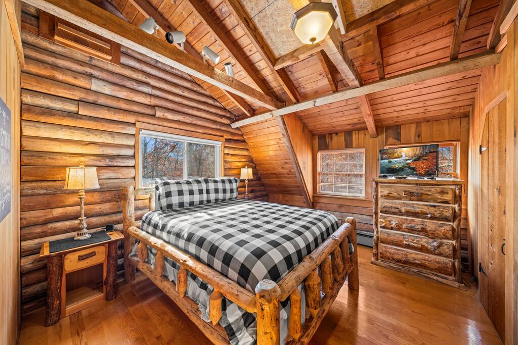 4-log-cabins-16acres-near-utk-sleeps-31-fishing/