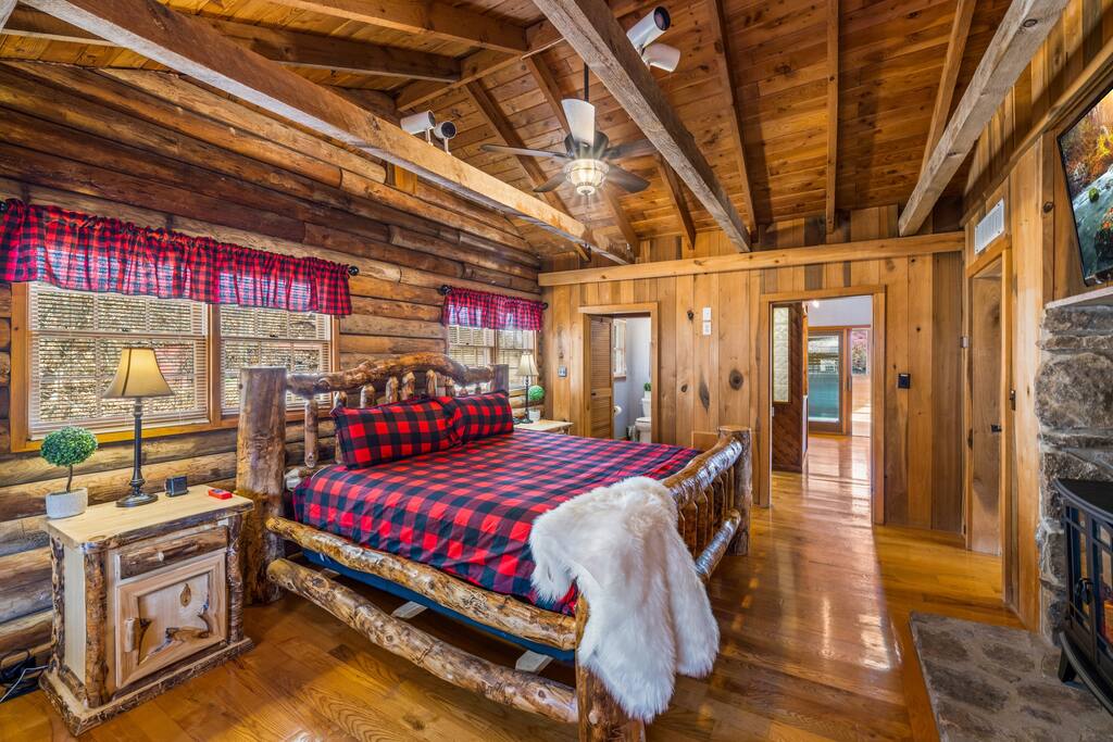 4-log-cabins-16acres-near-utk-sleeps-31-fishing/