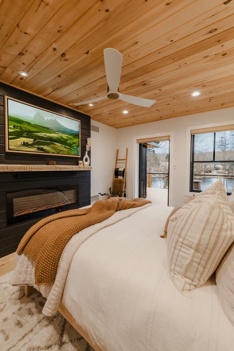 Kick back in the comfort of your bed, enjoy your favorite show, and take in peaceful views of the lake.