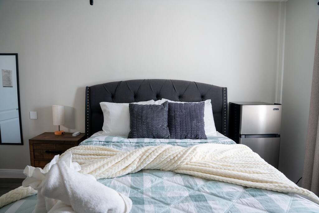 private-master-or-full-bath-wi-fi-and-desk-setup/