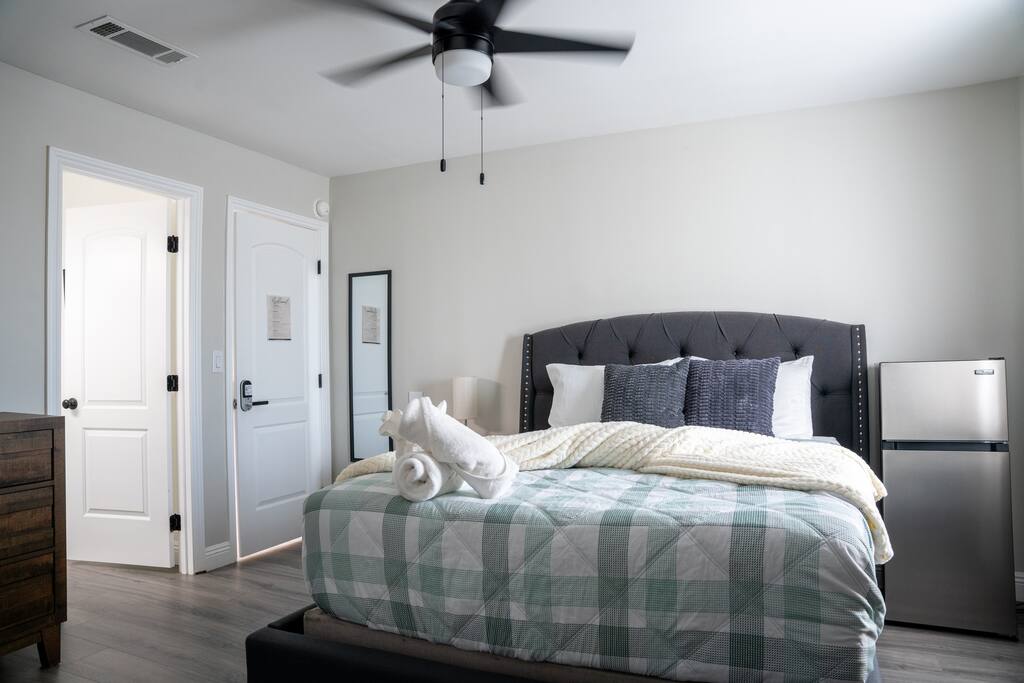 private-master-or-full-bath-wi-fi-and-desk-setup/