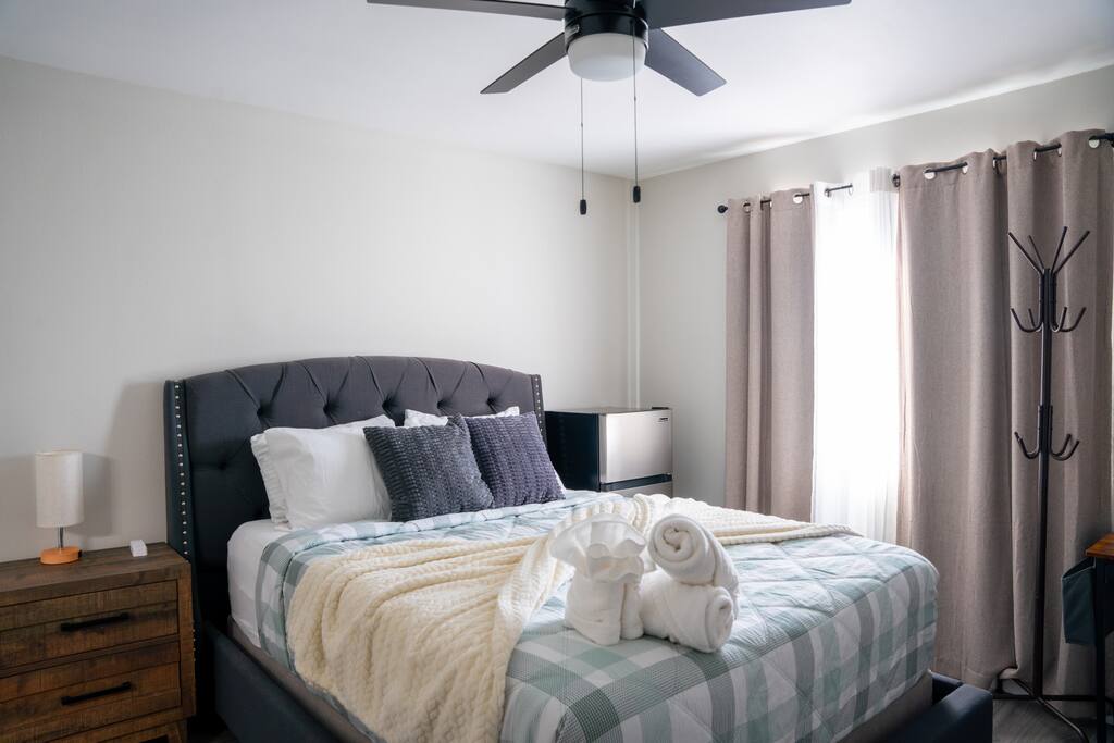 private-master-or-full-bath-wi-fi-and-desk-setup/