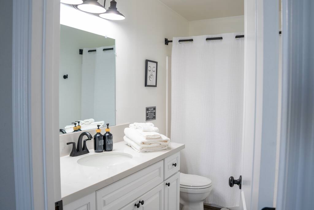 private-master-or-full-bath-wi-fi-and-desk-setup/