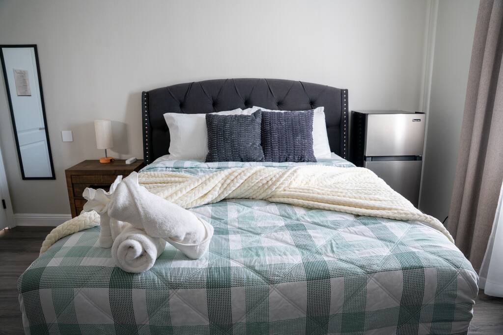 private-master-or-full-bath-wi-fi-and-desk-setup/