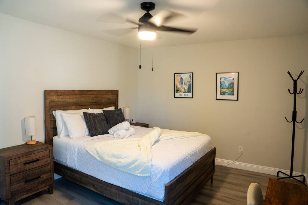 cozy-private-room-w-desk-or-ucr-hospitals-and-base/