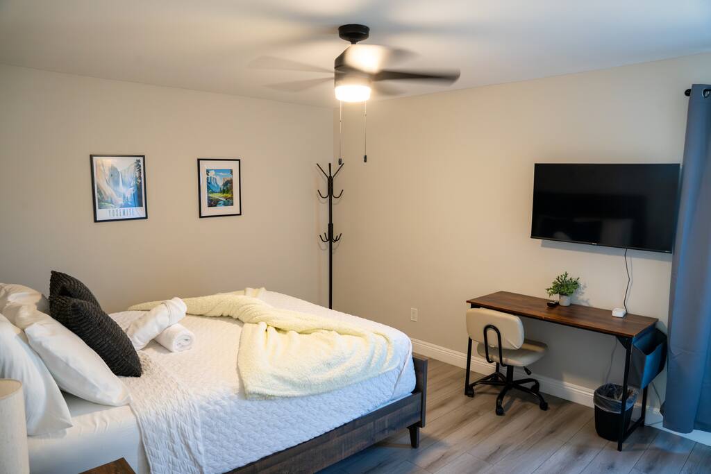 cozy-private-room-w-desk-or-ucr-hospitals-and-base/