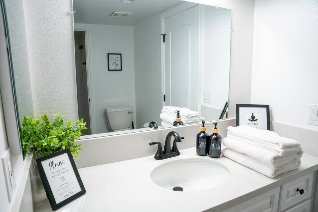 peaceful-downstairs-room-or-workspace-+-fast-wi-fi/