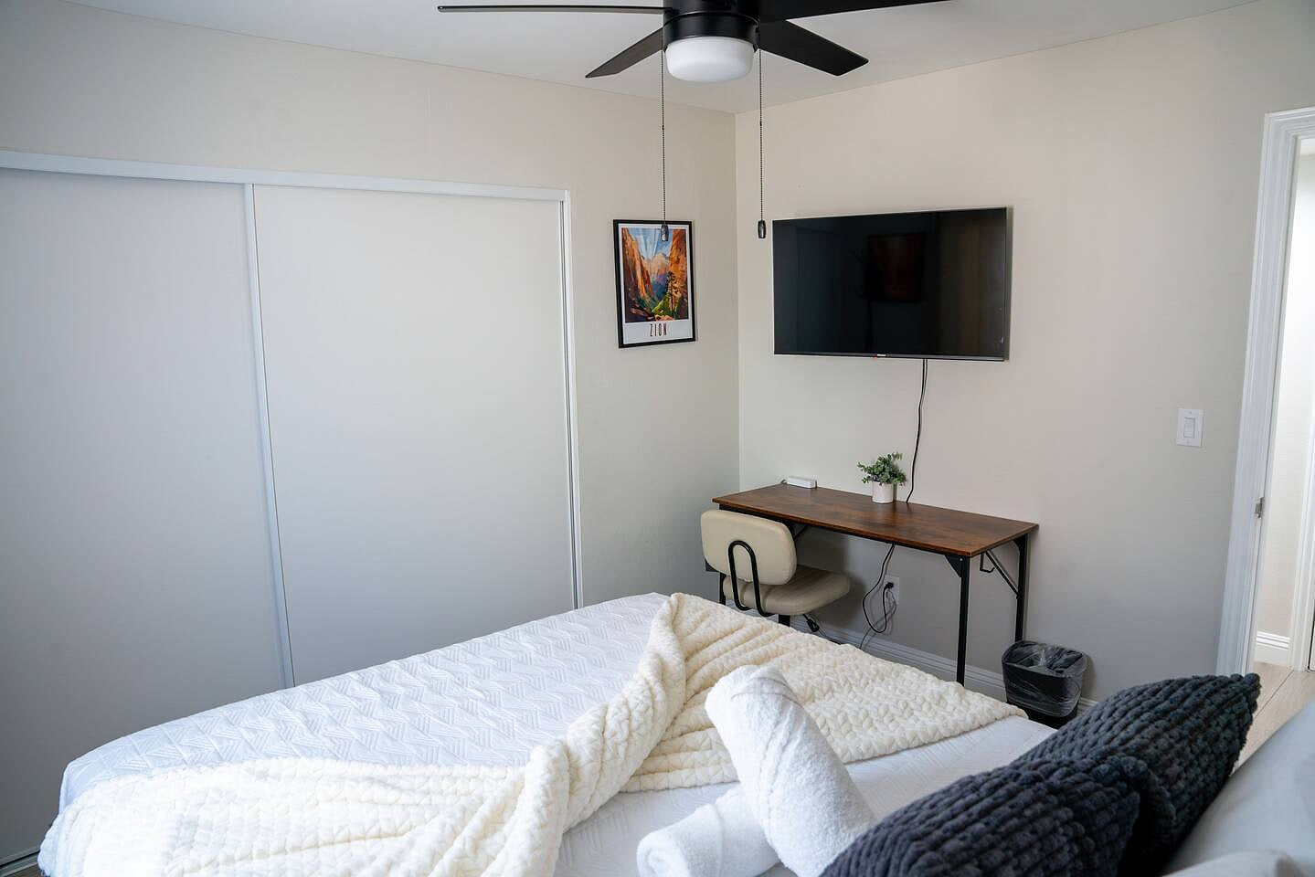 Peaceful Downstairs Room | Workspace + Fast Wi-Fi