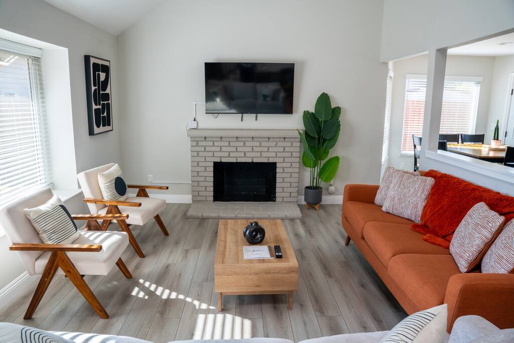 peaceful-downstairs-room-or-workspace-+-fast-wi-fi/