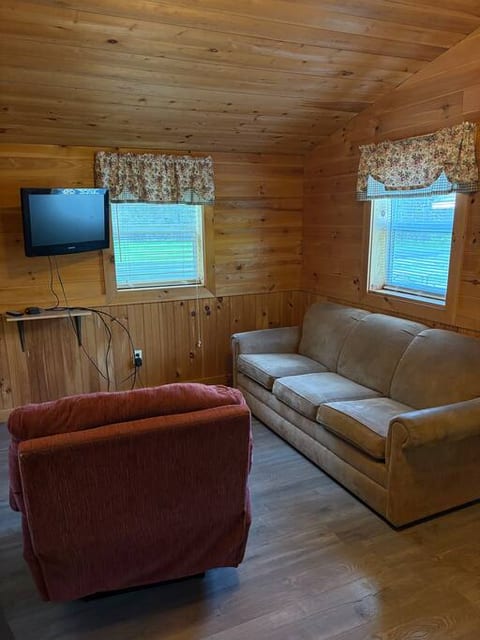 Pine and Paddle Cottage on Black Lake