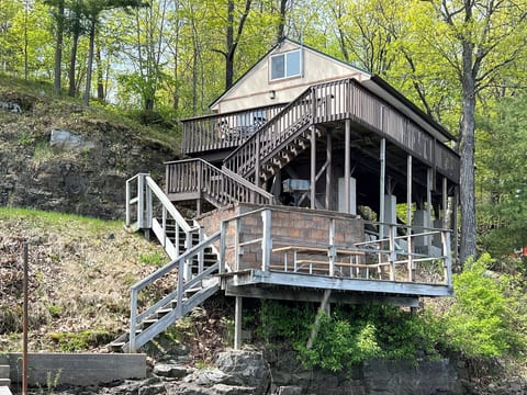 Cliffside Hideaway on Black Lake