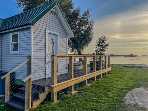 SLR River Retreat Waterfront Cottage