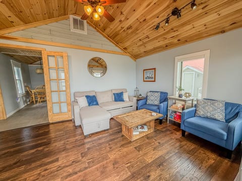 SLR River Retreat Waterfront Cottage