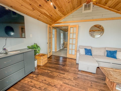 SLR River Retreat Waterfront Cottage