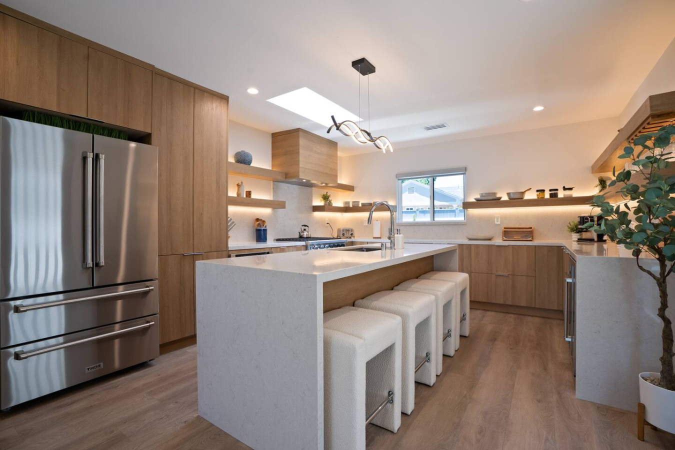 new-luxe-3brornear-culver-and-beaches/